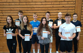 Schülerinnen und Schüler der 10G1 und 10R1 legen das Deutsche Olympische Sportabzeichen ab